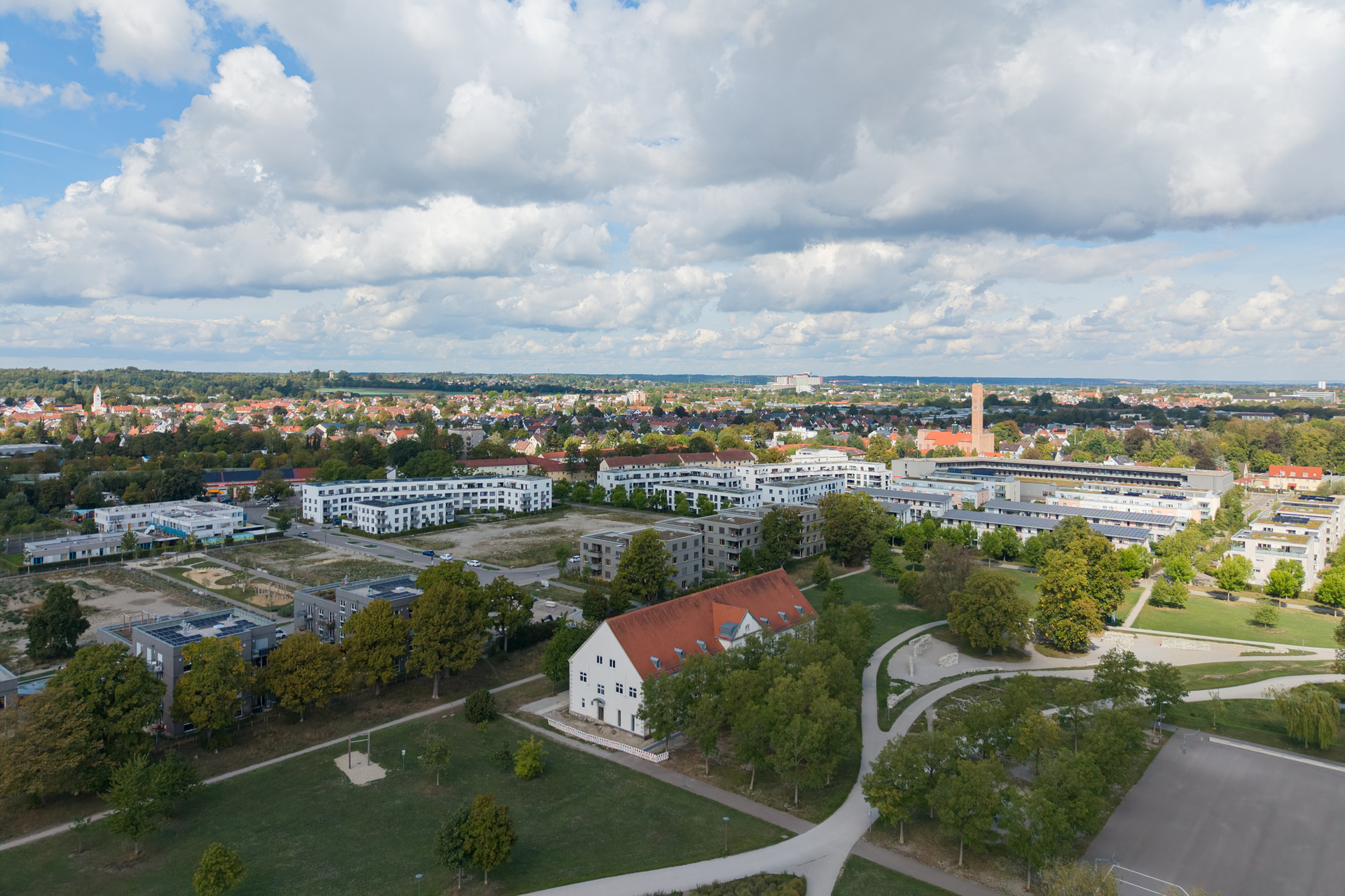 Sheridanpark in Augsburg-Pfersee mit ehemaliger Chapel, Parkwegen und Wohngebäuden.