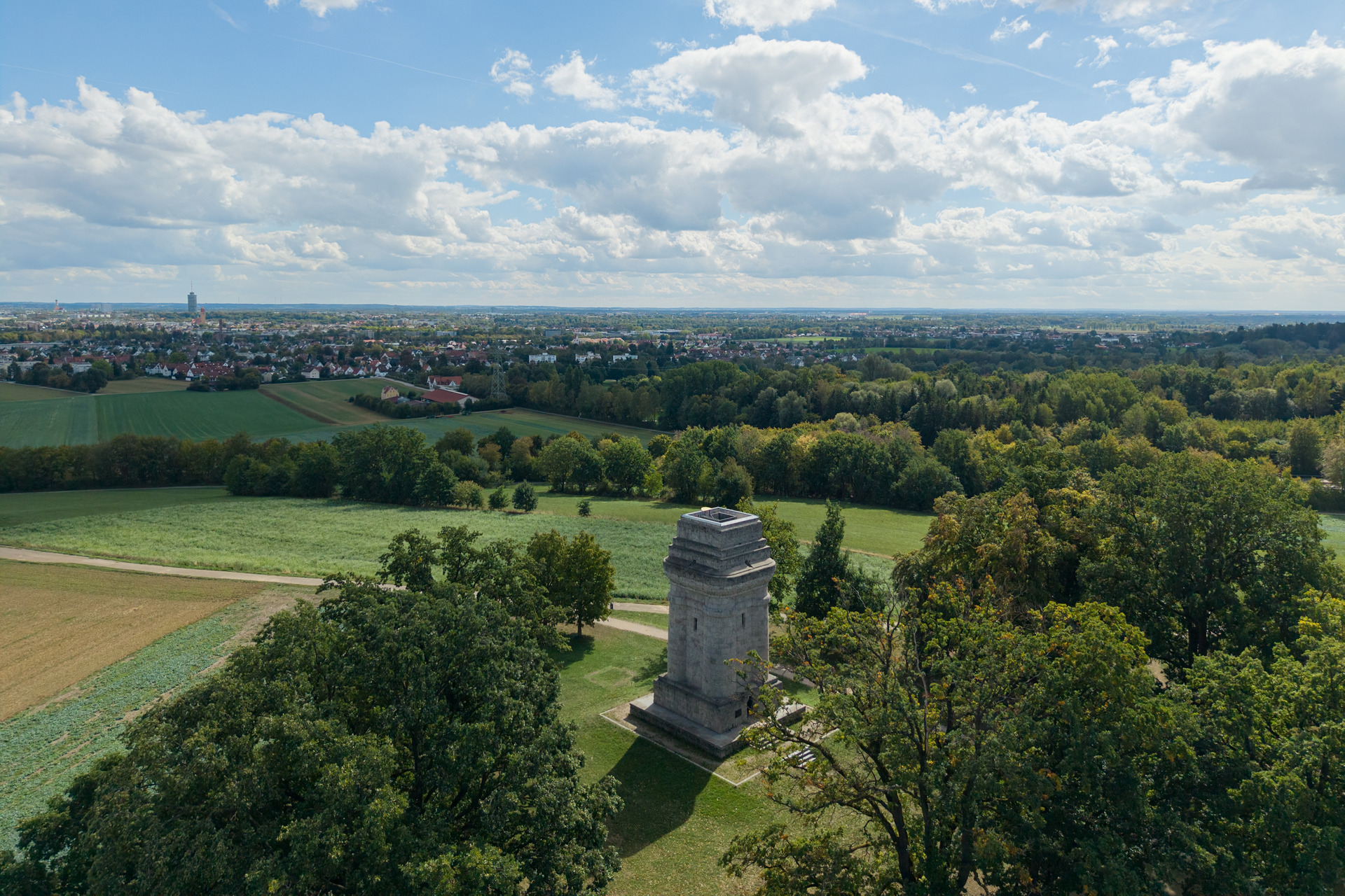 Bismarckturm in Neusäß-Steppach zwischen Wiesen und Bäumen, aus der Luft aufgenommen.