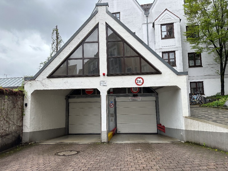 Großräumiger Tiefgaragenstellplatz mit Abstellmöglichkeit in der Innenstadt - Provisionsfrei