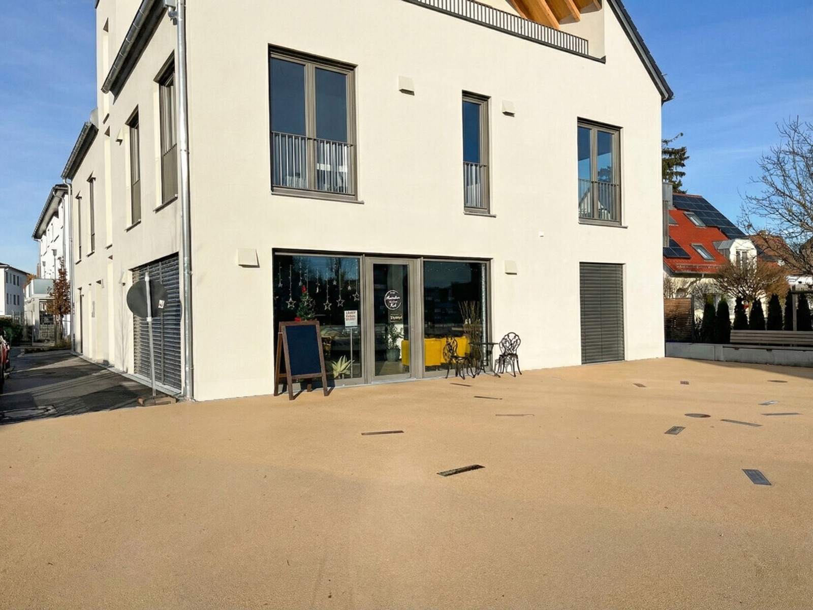 Neubau: Moderne & Lichtdurchflutete Gewerbefläche im Zentrum von Leitershofen zu vermieten