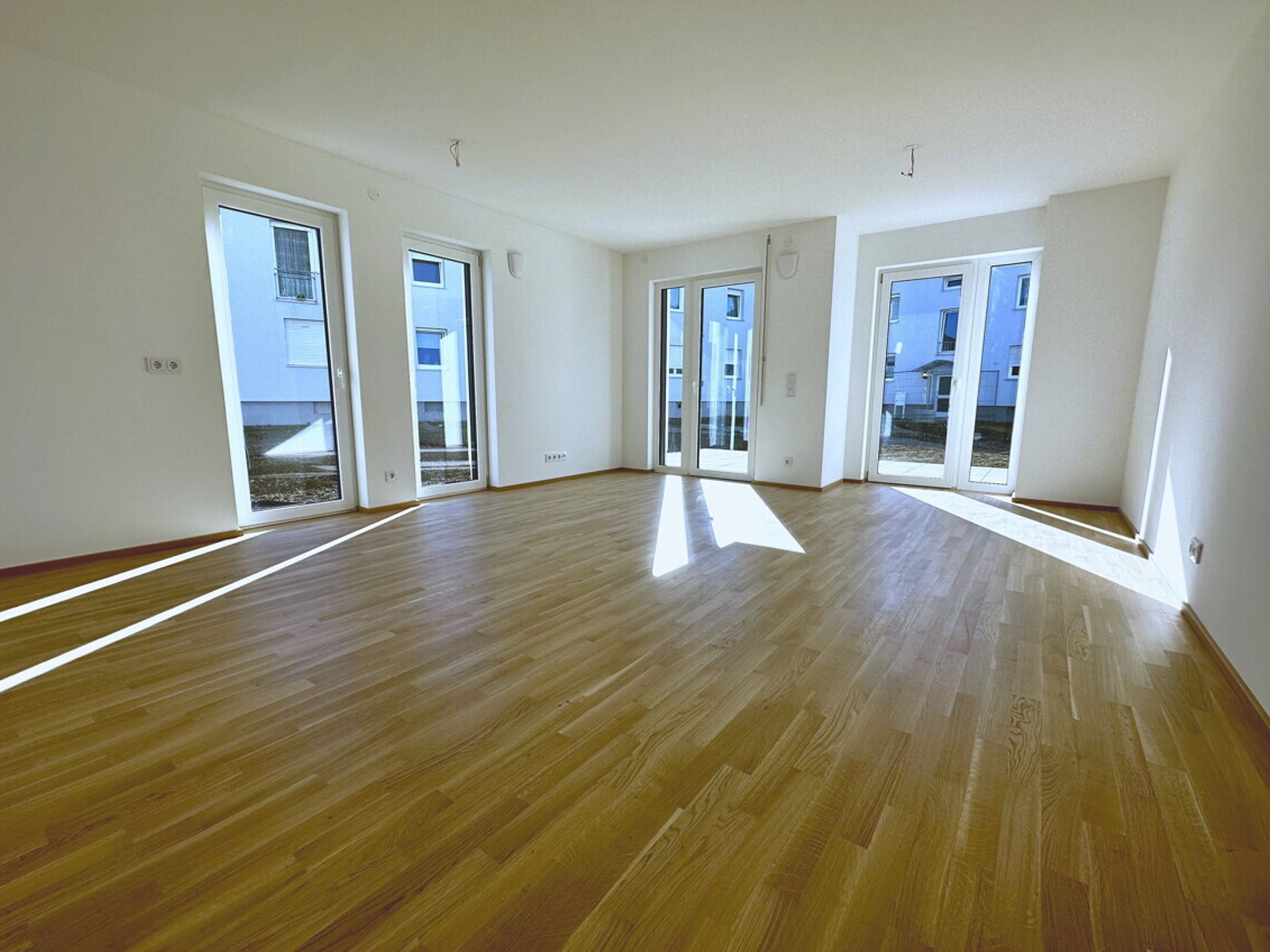 Neuwertige Erdgeschosswohnung mit Terrasse & Garten in Neusäß zu vermieten
