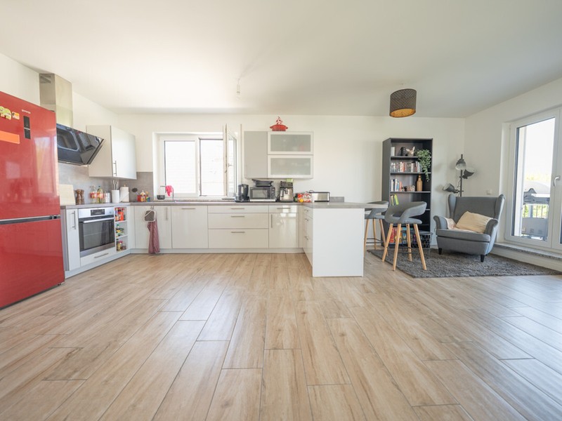 Neuwertige 3 Zimmer Wohnung mit Küche und Dachterrasse in Kissing zu vermieten