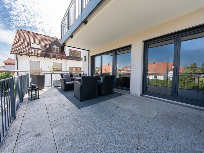 Neuwertige 3 Zimmer Wohnung mit Küche und Dachterrasse in Kissing zu vermieten - Bild 2