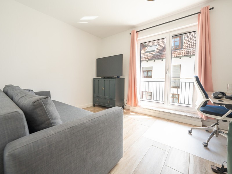Neuwertige 3 Zimmer Wohnung mit Küche und Dachterrasse in Kissing zu vermieten