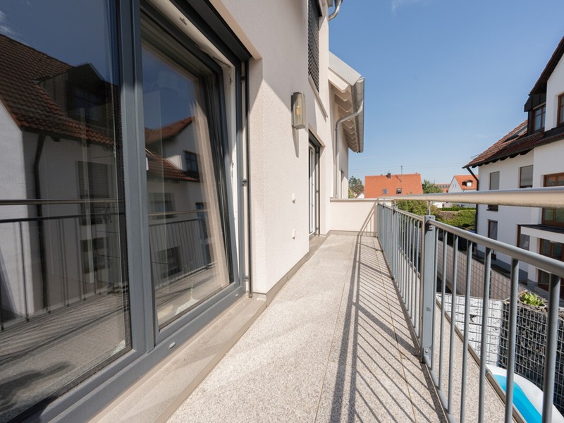 Neuwertige 3 Zimmer Wohnung mit Küche und Dachterrasse in Kissing zu vermieten