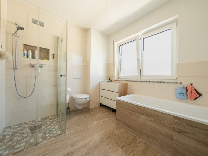 Neuwertige 3 Zimmer Wohnung mit Küche und Dachterrasse in Kissing zu vermieten