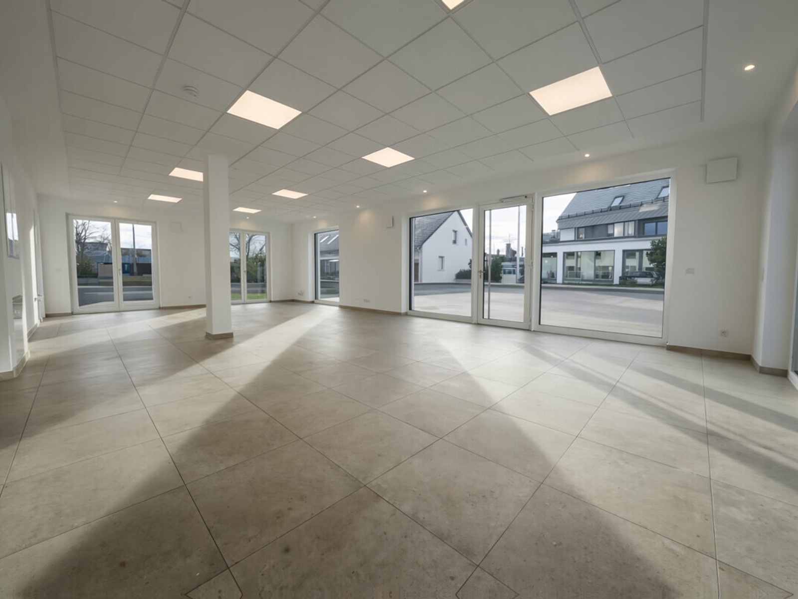 Neubau: Moderne & Lichtdurchflutete Gewerbefläche im Zentrum von Leitershofen zu vermieten