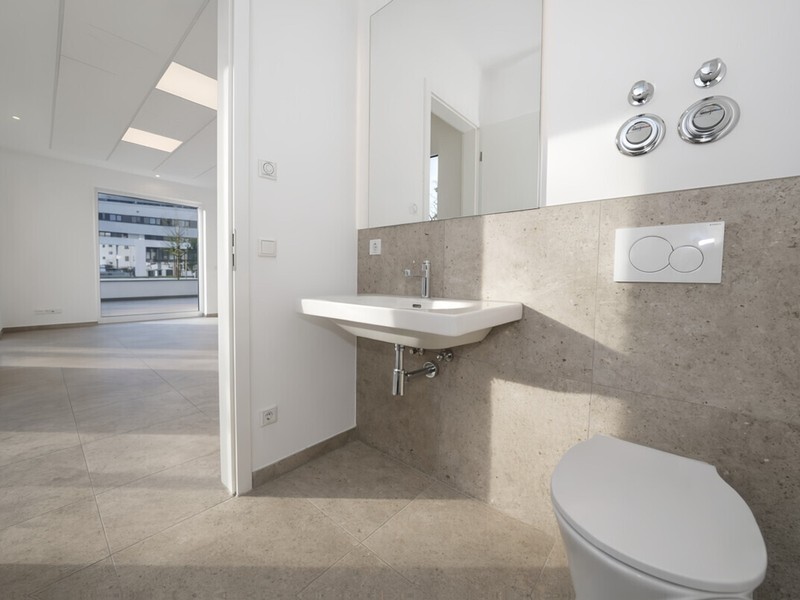 Neubau: Moderne & Lichtdurchflutete Gewerbefläche im Zentrum von Leitershofen zu vermieten - Bild 3